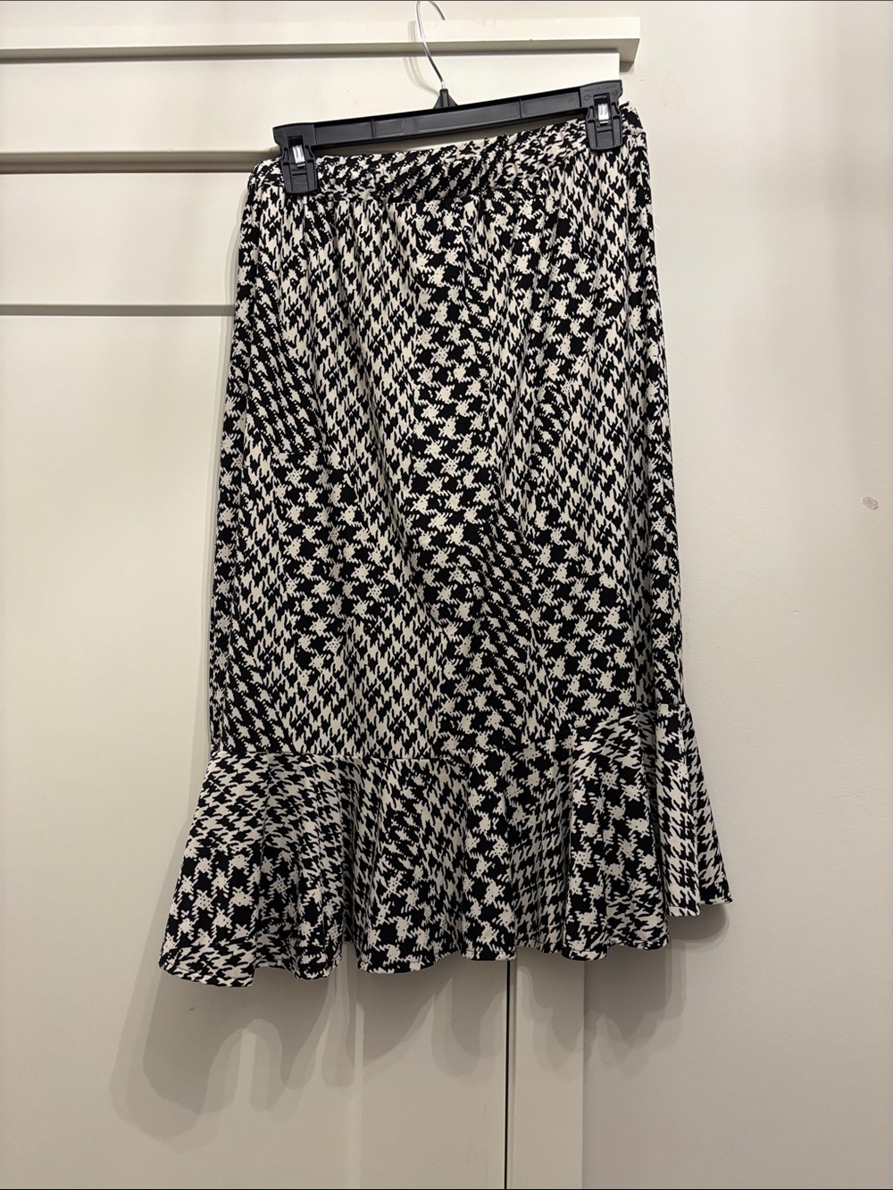 Black & White Houndstooth Midi Skirt with Flounced Hem